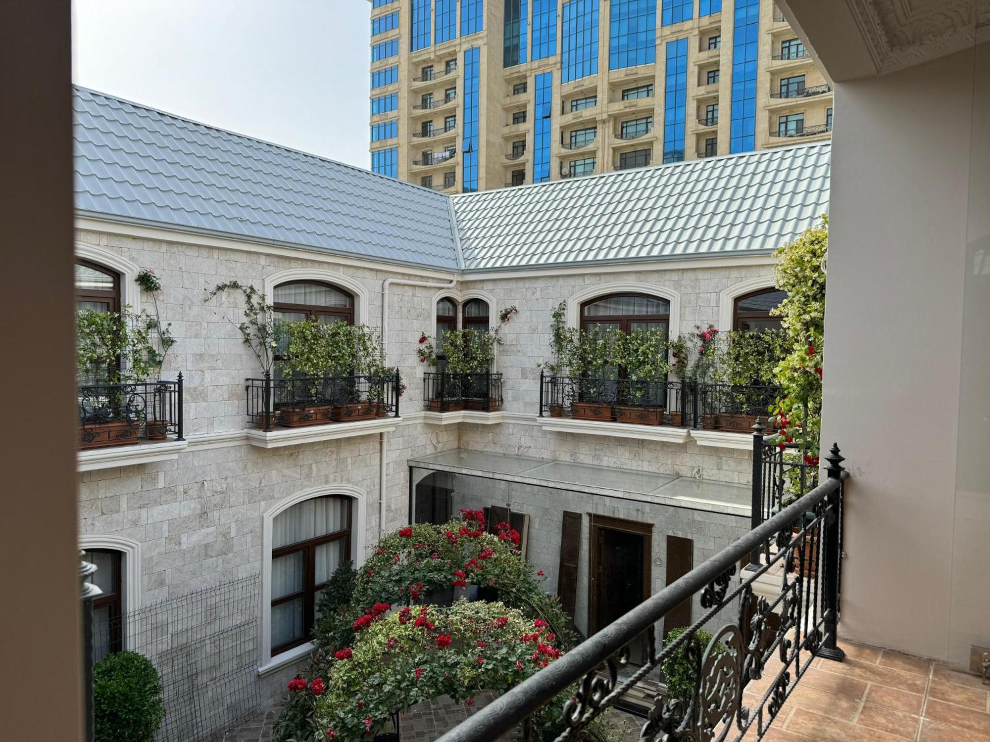 Midway Baku Hotel Esterno foto